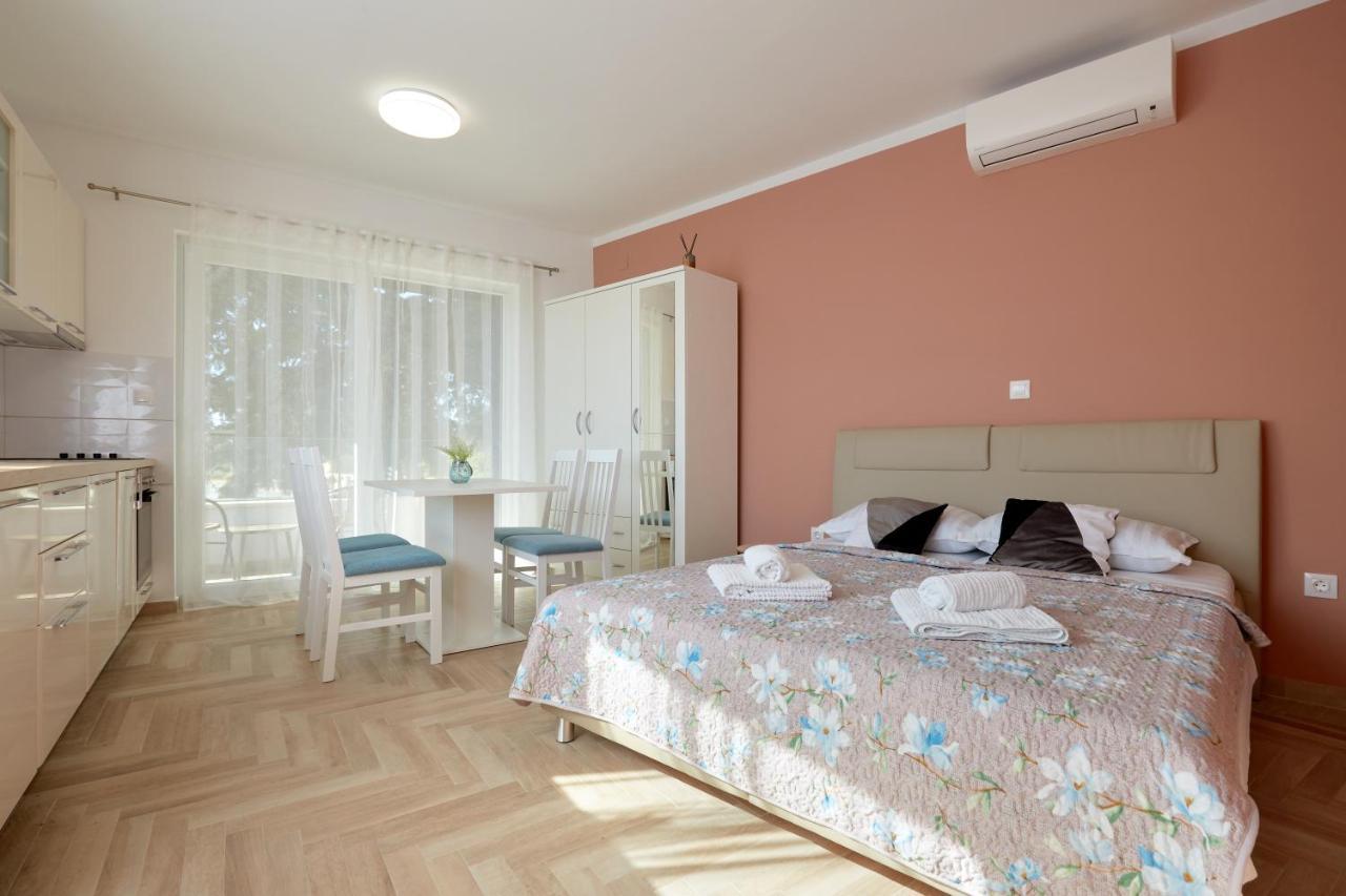 Apartments Nika Turanj Extérieur photo